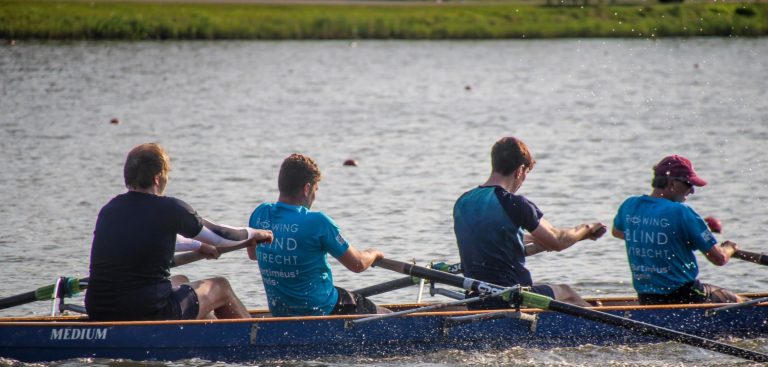 Studentenroeivereniging Njord doopt boot van Rowing Blind Project
